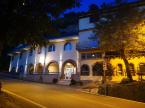  Hotel Ristorante Farese  Мельфи